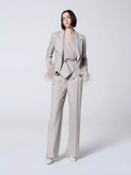 tailleur-elegante-con-pantalone-11_5-16 Tailleur elegante con pantalone